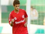 No entanto, cinco minutos depois, Nilmar aparece de novo. Desta vez, ele marca convertendo pnalti que ele mesmo sofrera