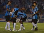 Jogadores do Grmio comemoram o segundo gol da partida, que garantiu ao tricolora uma  vaga na prxima fase da Taa Fbio Koff  