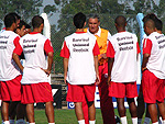 Tcnico Tite conversa com o grupo antes de comear a atividade
