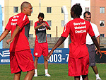 Jogadores fazem aquecimento no Estdio do Vale