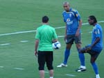 Os jogadores durante o aquecimento que antecedeu o coletivo