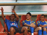 Em clima descontrado, os jogadores aguardavam o comeo do treino na casamata