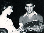 Minha irm Maria Folli Conceio entregando flores ao jogador Zango do Internacional, na poca ela fazia parte da torcida feminina do Inter. O jogo foi no Estdios dos Eucaliptos e a foto foi tirada no dia 06/04/1959 – Marilene Folli