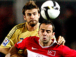 Turquia  1x2  Espanha - O jogador espanhol Gerard Pique briga pelo controle da bola com Semih Senturk, da Turquia