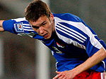 Liechtenstein  0x1  Rssia - Andreas Gerster, de Liechtenstein, tenta escapar da marcao do jogador da Rssia Igor Dnisov