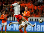 Holanda 4x0 Macednia - Arjen Robben, da Holanda, briga pela posse de bola com Nikolce Noveski, da Macednia