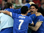 Itlia  1x1  Irlanda - Jogadores italianos comemoram o primeiro gol da equipe sobre a Irlanda. O gol foi marcado por Iaquinta
