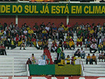 A torcida comea a chegar no Beira-Rio e as cores verde-amarela a enfeitam o Estdio e as arquibancadas