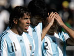 Bolvia 6x1 Argentina - A alegria argentina durou pouco, j que a Bolvia virou o jogo e goleou por 6 a 1. Na foto, Carlos Tevez na esquerda, Luis Gonzalez no centro e center Martin Demichelis cabisbaixos