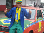 Tinha at txi e taxista se vestindo com as cores da seleo. Na foto, Newton Boa Nova posa com seu carro
