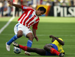 Equador x Paraguai - O jogador equatoriano Segundo Castillo  derrubado enquanto disputa a bola com Sergio Aquino, do Paraguai