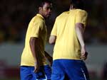 Robinho e Kak entram em campo