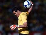 O goleiro Jlio Csar aquece com bola