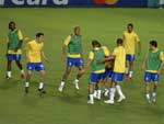 Jogadores brasileiros aquecem no gramado