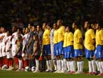 Jogadores acompanham a execuo do Hino Nacional