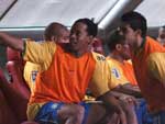 Ronaldinho Gacho comea a partida no banco de reservas