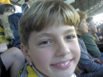 Foto do meu filho Kauan de 9 anos no estádio Heriberto Hulse em Criciúma.