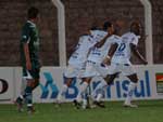 Jogadores do Veranpolis comemoram o gol