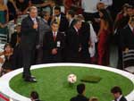 Encerrando o cerimonial, o presidente Vitorio Piffero subiu em um crculo colocado no meio do Gigantinho, onde havia uma bola e um gramado. Piffero chutou a bola e surgiu um grande smbolo do Inter, sob efeito pirotcnico, no fundo do ginsio ao mesmo tempo que uma bandeira vermelha e branca descia enquanto todos cantaram o Parabns a Voc