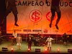 Uma rplica da taa do Mundial enfeitava o palco. Ao fundo, a frase &quot;Campeo de Tudo&quot; e os smbolos do Inter em 1909 e 2009