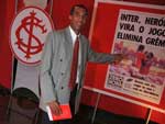 Nilson, centroavante do Inter em 1988, posa ao lado da capa de ZH que noticiou os dois gols marcados por ele no Gre-Nal do Sculo