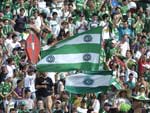 Torcida da Chapecoense faz a festa no ndio Cond e leva caixo do JEC