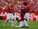 Jogadores colorados comemoram o gol em casa