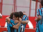 Jogadores gremistas comemoram o primeiro gol