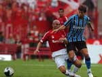 Guiazu e Tcheco disputam pela bola
