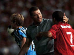 Aps se envolver em polmica com Taison, Celso Roth discutiu com o atacante do Inter no segundo Gre-Nal pelo Gaucho 2009 (maro/09)