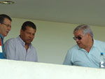 Antes de assumir o Grmio oficialmente, Roth assistiu  partida diante da Ulbra com Pelaipe (e) e o presidente Paulo Odone (fevereiro/08)