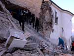 O tremor, que ocorreu s 3h35min (horrio local) destruiu residncias na cidade de Aquila — cidade situada a poucos quilmetros do epicentro do terremoto — e nos arredores, a leste de Roma