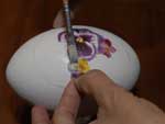 Passo 4: Use o pincel chato n 4 e o verniz acrlico para colar as florzinhas uma a uma, fazendo uma montagem no centro da figura do medalho. Espere secar