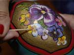 Passo 10: Com a ajuda do palito de dente, coloque a cola de bijuteria no miolo das flores e aplique as pedrinhas de strass. Passe uma demo de verniz geral, com o pincel chato n 20, para dar brilho e acabamento. Espere secar e coloque a pea sobre o castial chato de vidro