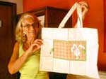 A ecobag produzida pela artes e funcionria pblica Rosa Maria Neuhof, 61 anos, de Estncia Velha, mostra funcionalidade