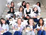 O coelho-ninho foi criado pelas pequenas alunas da artista plstica Milla Magnabosco, no Colgio Mutiro Objetivo, em Caxias do Sul. Na primeira fila (a partir da esquerda): Rafaela Gregol, Carolina Magnabosco, Natlia Babo, Sophia Susin. Segunda fila (a partir da esquerda): Laura Corso, Gabriela Prico, Mila Magnabosco, Ana Carolina Minotto. Terceira fila, a partir da esquerda: Elisa Nonemacher, Lcia Livramento e Vitria Rech.