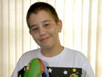 Ovo de gesso pintado com tinta aquarela  morada do coelho no cenrio criado por Otvio Souza Cunha, 12 anos, aluno da professora Evanilde Dalcanale, do Colgio Marista Champagnat, em Porto Alegre.