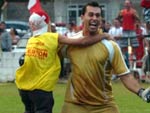 Goleiro Daivison comemora a conquista do ttulo do Cermica Silveira