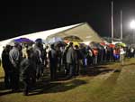 Fila em um acampamento de emergncia, organizado em Paganica, prximo a  L 'Aquila