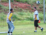 Leandro Machado observa o goleiro Mrcio Angonese