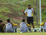 O preparador de goleiros Luiz Meyer conversa com arqueiros antes do treino