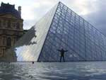 &quot;Depois de muita chuva consegui esse 'clic',  no mnimo inusitado, do Louvre, sobre a gua&quot;