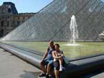 &quot;Entrada principal pela grande pirmide de vidro. O ingresso custa 9 euros e  gratuito no primeiro domingo de cada ms&quot; - Museu do Louvre, em Paris