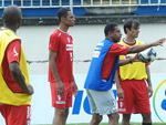 Ramirez chega mostrando trabalho e orientando os jogadores