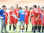 Tcnico Srgio Ramirez conversa com o grupo de jogadores