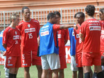 Jogadores ouvem atentamente as orientaes do novo treinador