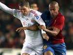 Barcelona 4x0 Bayern Munique - Thierry Henry (D) disputa a bola com Bastian Schweinsteiger no jogo vlido pelas quartas-de-final da Liga dos Campees