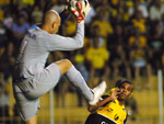 Eduardo Martini sai do gol e quase acerta Marcelinho