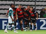 Jogadores do Vitria comemoram o gol