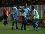 Lo Gago e Uendel comemoram o gol de empate do Ava